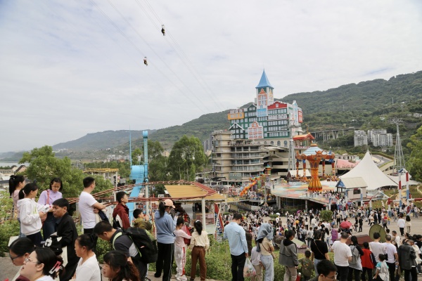 游客在美心红酒小镇游玩。景区供图