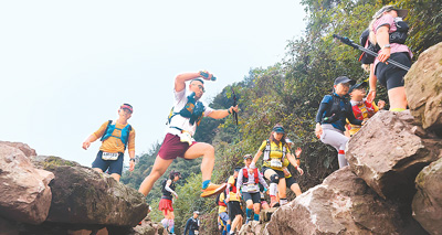 2024XTERRA越野跑世界系列赛（张家界武陵源站）吸引了来自中国、法国、德国等27个国家和地区的2000余名越野跑选手参赛。图为选手在比赛中。吴勇兵摄（新华社发）