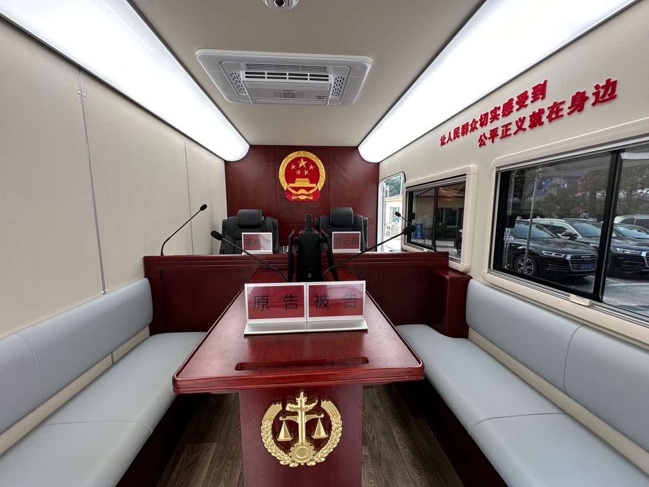 图片包含 室内, 桌子, 窗户, 房间 描述已自动生成