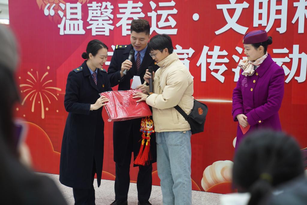 旅客拿到小礼物。