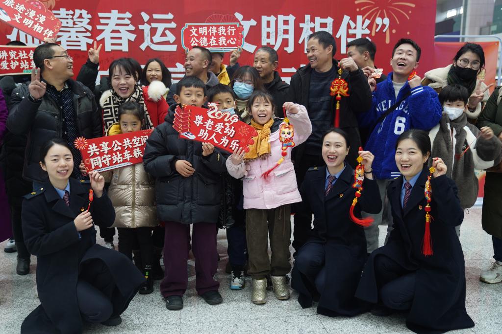 “温馨春运、文明相伴”主题宣传活动现场。