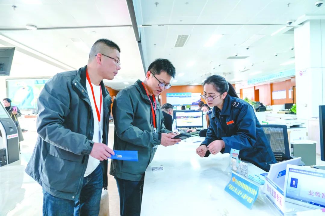 浙江省杭州市纪检监察机关坚持受贿行贿一起查，持续加大对行贿所获不当利益的追缴和纠正力度，斩断滋生腐败的利益链条。图为近日，杭州市建德市纪检监察干部前往市行政审批中心税务窗口了解相关情况。 苏思思 摄